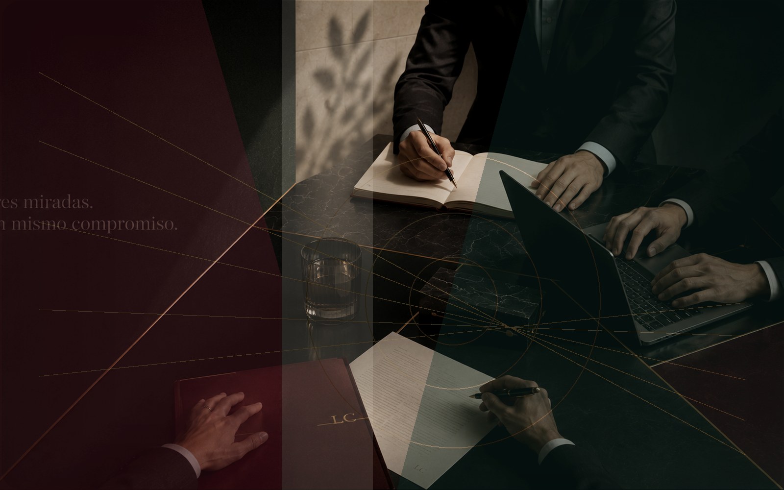 Profesionales colaborando alrededor de una mesa de trabajo